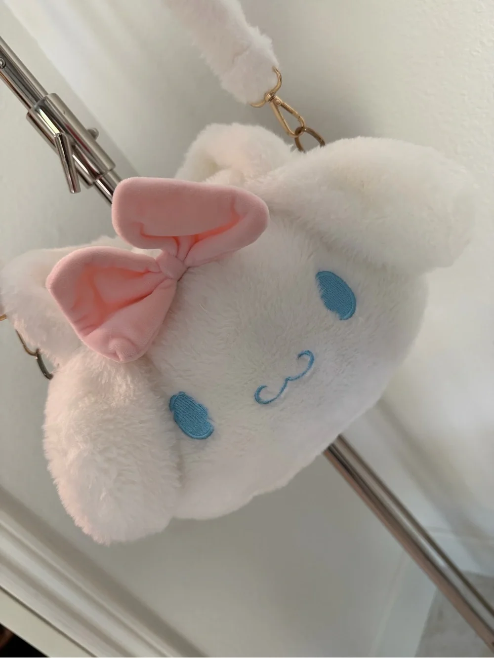 Kids Cinnamon Roll Plush Crossbody Bag - White with Pink Bow